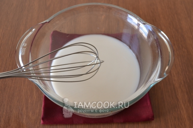 Размешать воду с дрожжами