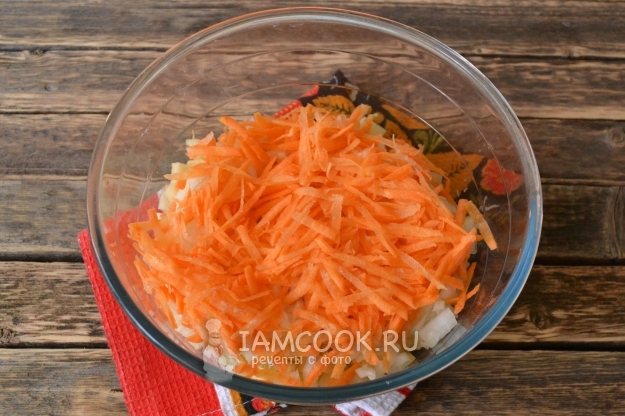 Положить тертую морковь