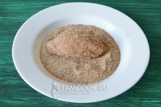 Обвалять заготовку в сухарях