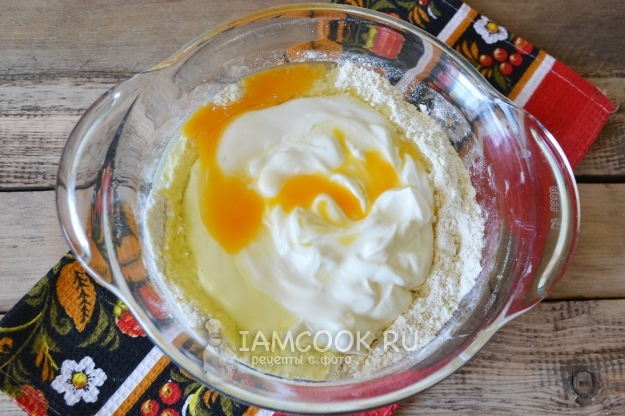 Положить сметану и яйцо