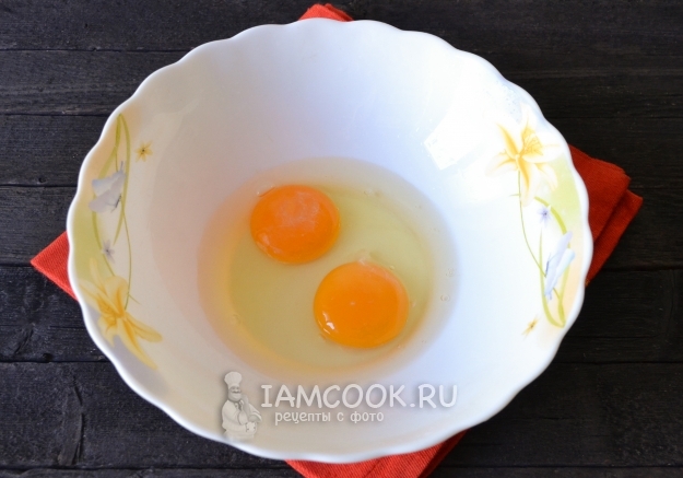 Вбить в миску яйца