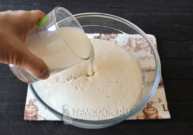 Влить молоко