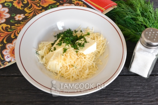 Соединить сыр, чеснок, зелень и масло