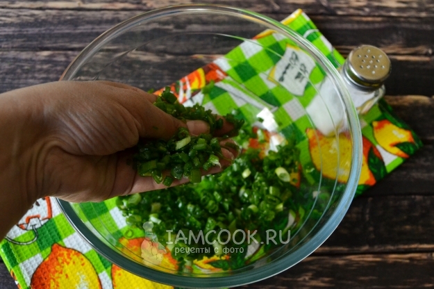 Растереть лук с солью