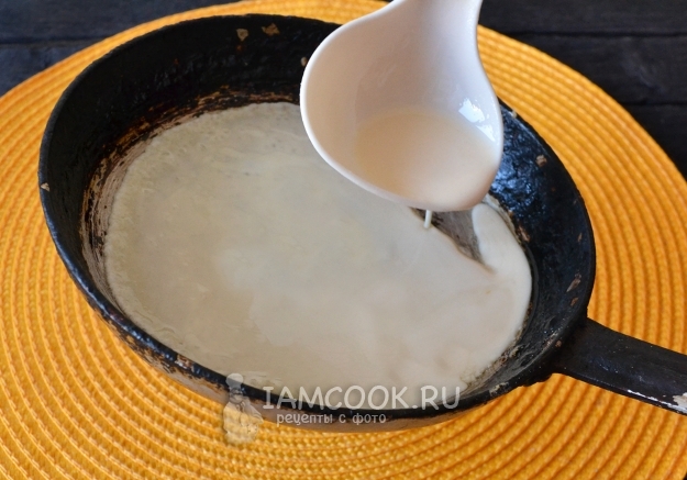 Распределить тесто по сковороде