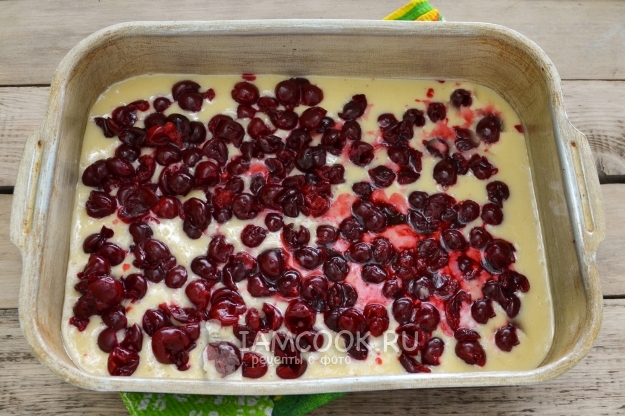 Положить на тесто вишню