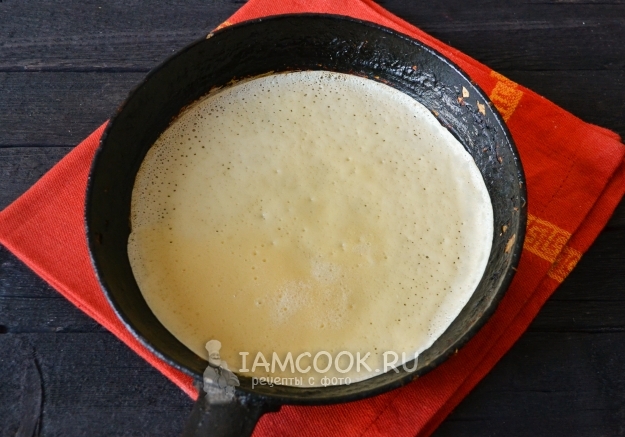 Налить тесто на сковороду