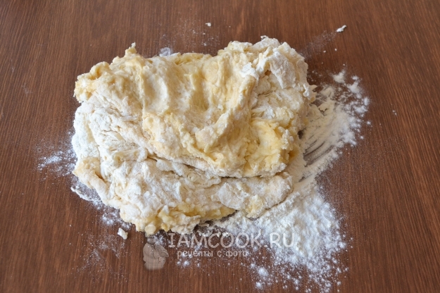 Выложить тесто на стол с мукой