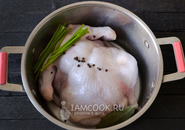 Положить курицу и специи в кастрюлю