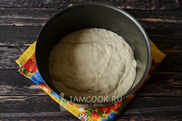 Положить тесто в форму