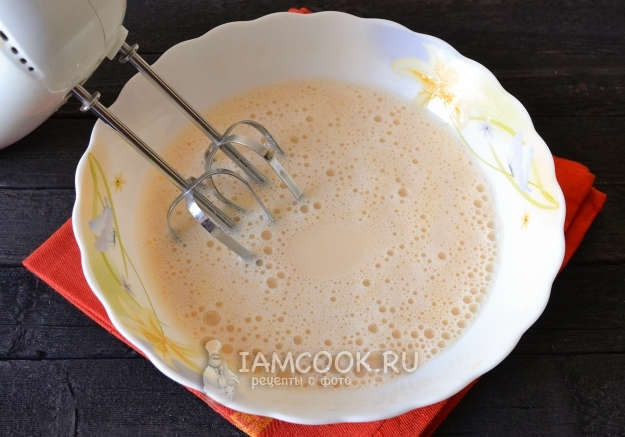 Взбить яйца с молоком