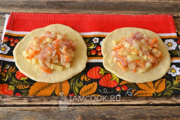 Положить на тесто начинку