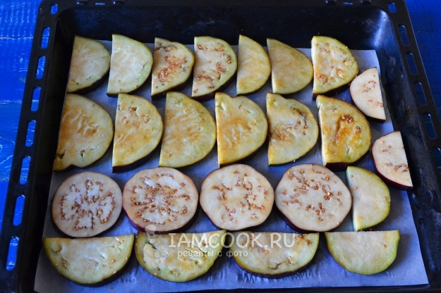 Положить баклажаны на противень