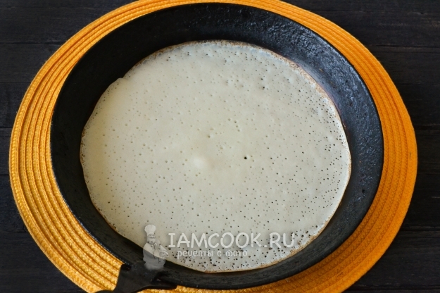 Налить тесто на сковороду