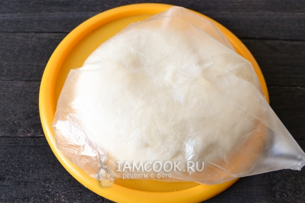 Положить тесто в пакет