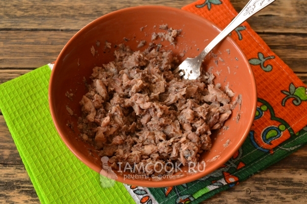 Размять рыбу вилкой