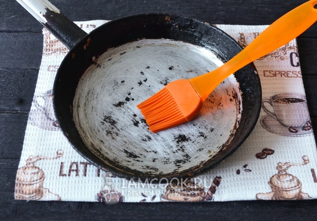 Смазать сковороду маслом