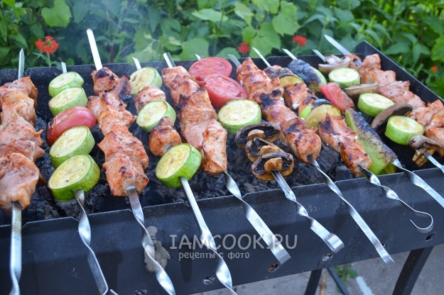 Фото шашлыка «Ассорти» из свинины, курицы и овощей