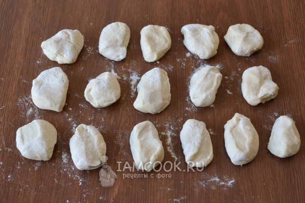 Обвалять кусочки теста в муке