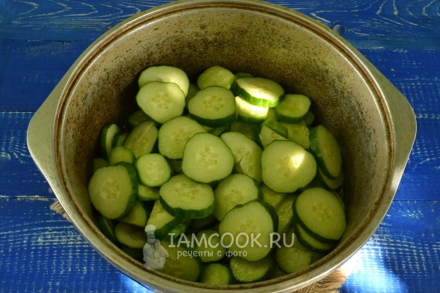 Порезать огурцы