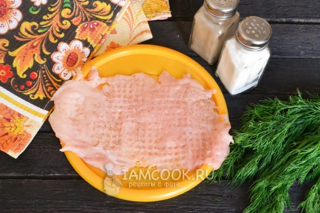 Мясо посолить и поперчить