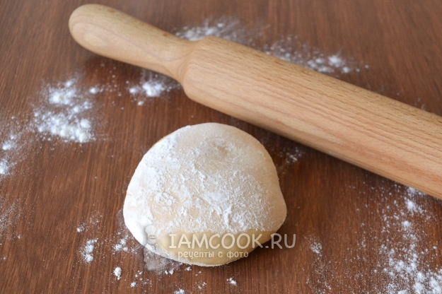 Присыпать шарик из теста мукой