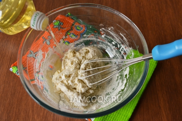 Влить масло