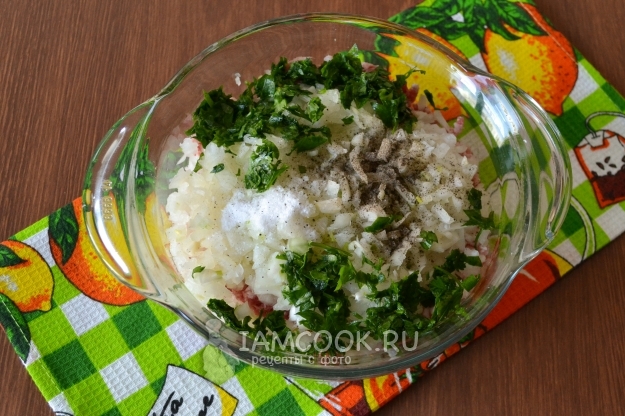 Добавить зелень, соль и перец