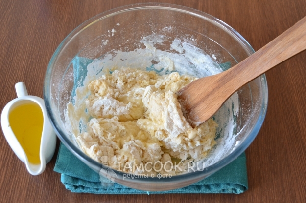 Влить масло