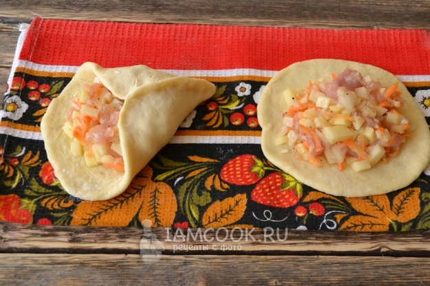 Защипить края теста