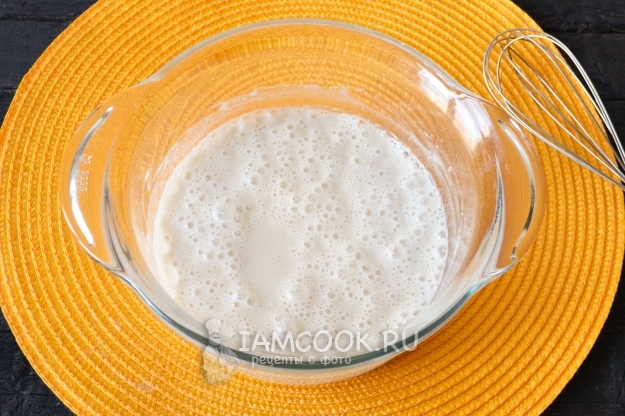 Размешать дрожжи с водой