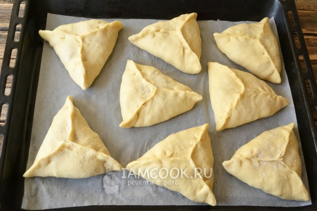 Выложить заготовки на противень