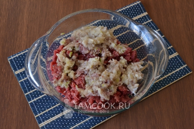 Добавить лук и чеснок