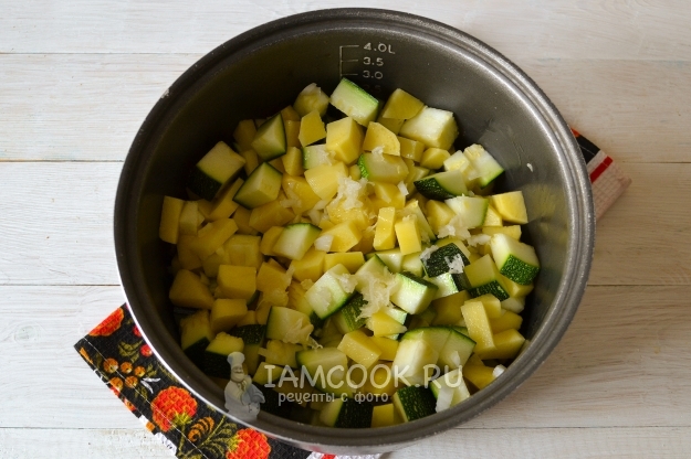 Положить овощи в мультиварку