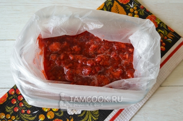 Выложить клубнику с сахаром в пакет