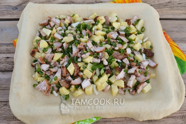 Положить на тесто начинку