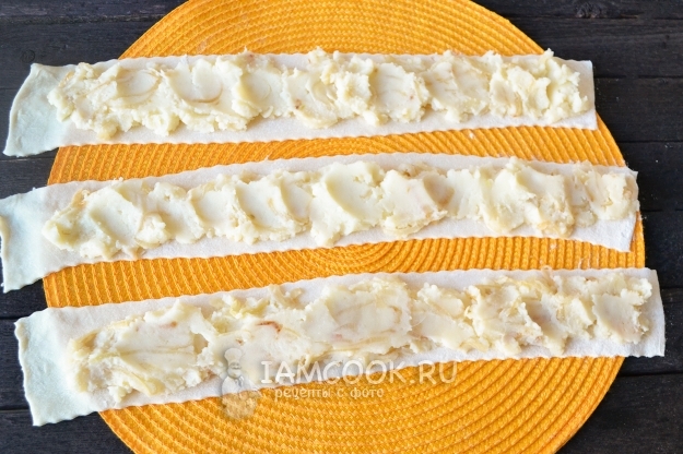 Положить на тесто начинку