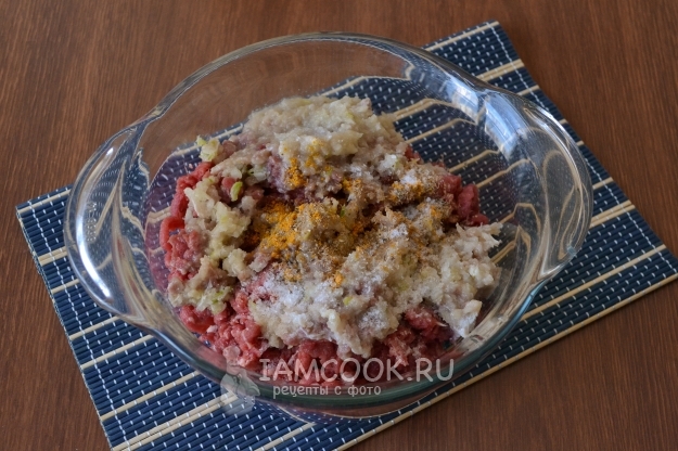 Всыпать соль и специи