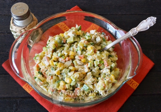 Фото оливье с курицей и кукурузой