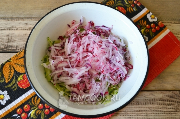 Положить тертую редиску