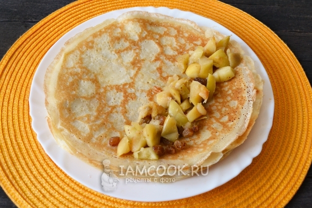 Фото постных блинчиков с начинкой из яблок с изюмом
