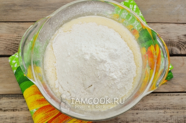 Всыпать муку