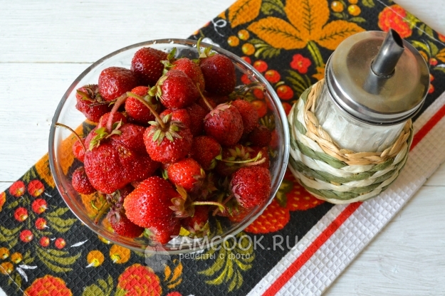 Ингредиенты для перетертой клубники с сахаром, замороженной на зиму