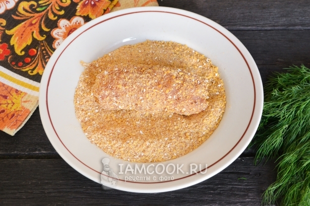 Запанировать заготовку в сухарях