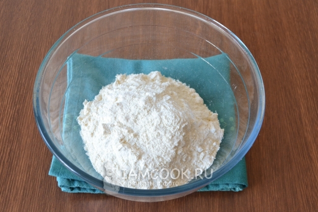 Всыпать в миску муку
