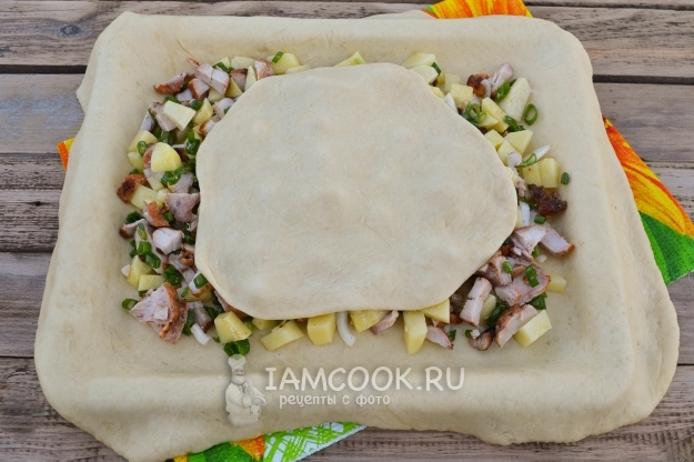 Положить тесто на начинку