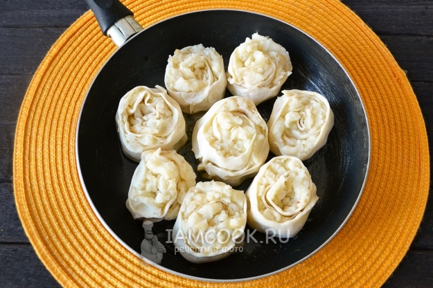 Положить заготовки на сковороду