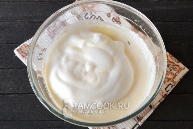 Ввести взбитые белки