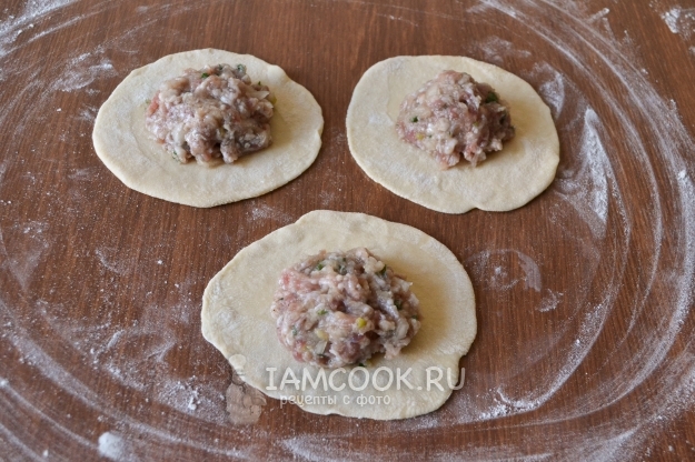 Положить на тесто фарш