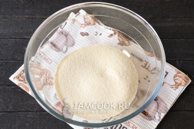 Всыпать в миску манку